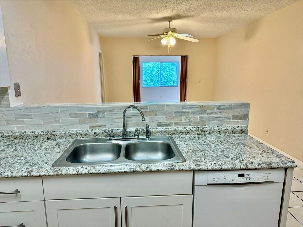 11461 Nw 38th St - Photo 3 of 17