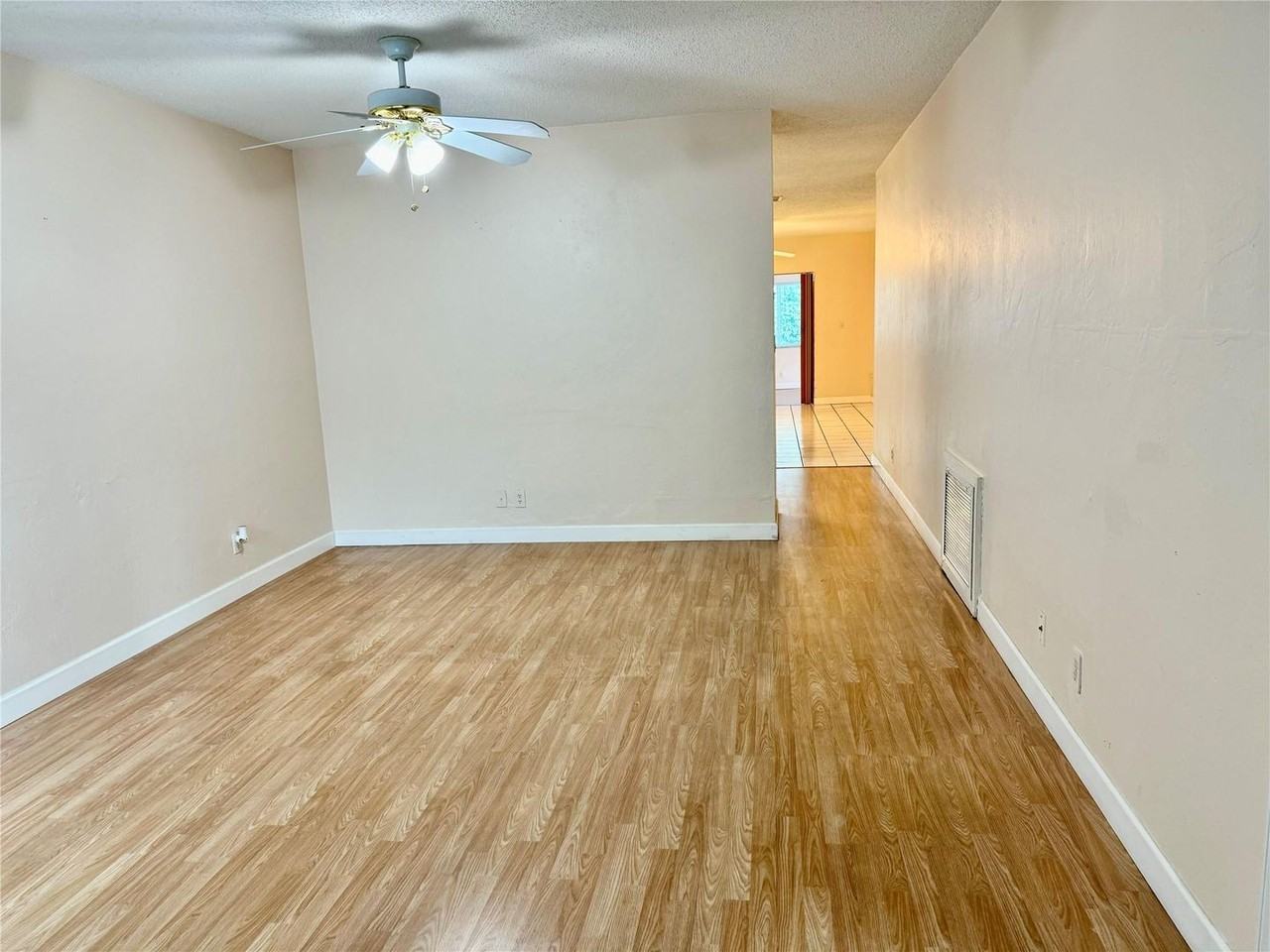 11461 Nw 38th St - Photo 4 of 17