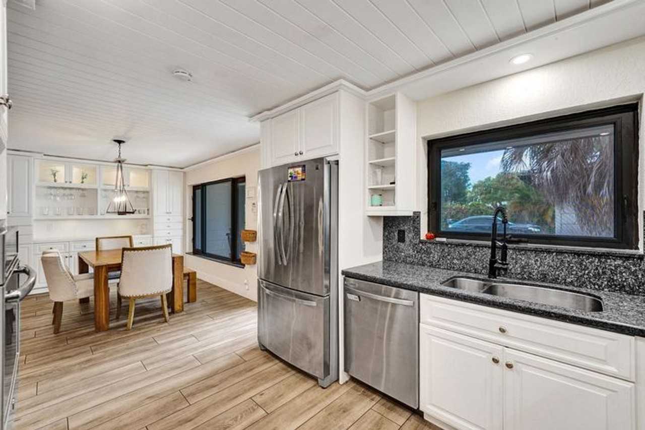 5612 Harding St - Photo 3 of 27