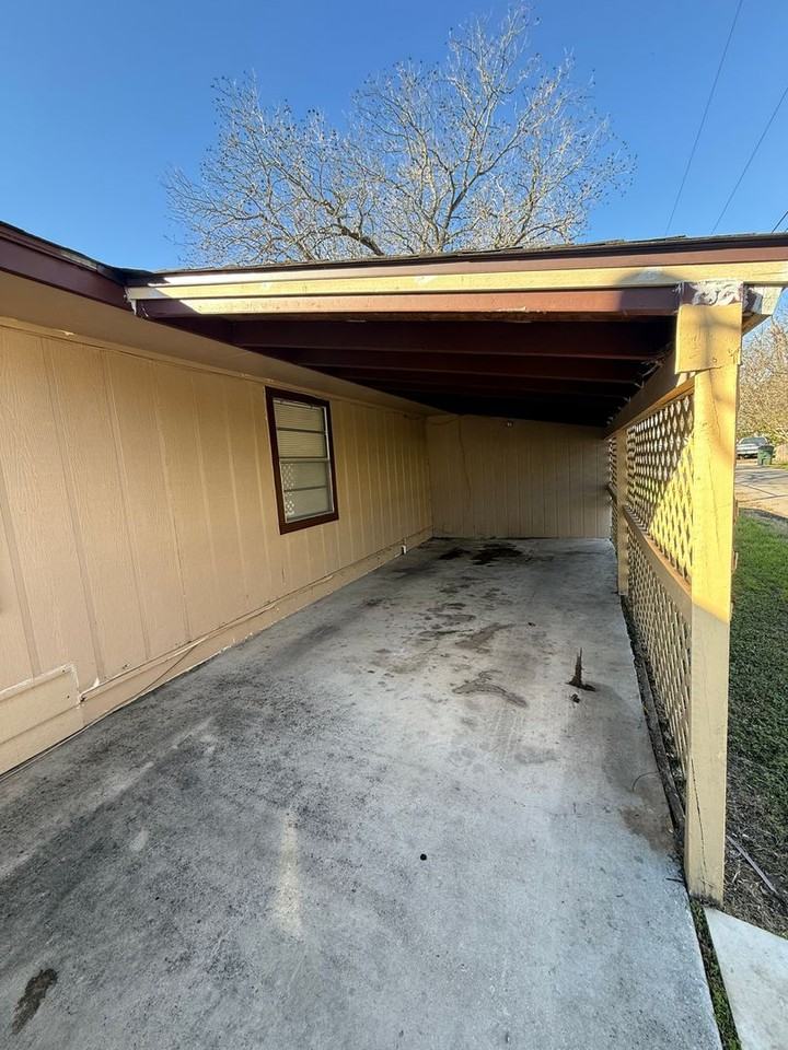 924 Pecan St - Photo 2 of 17