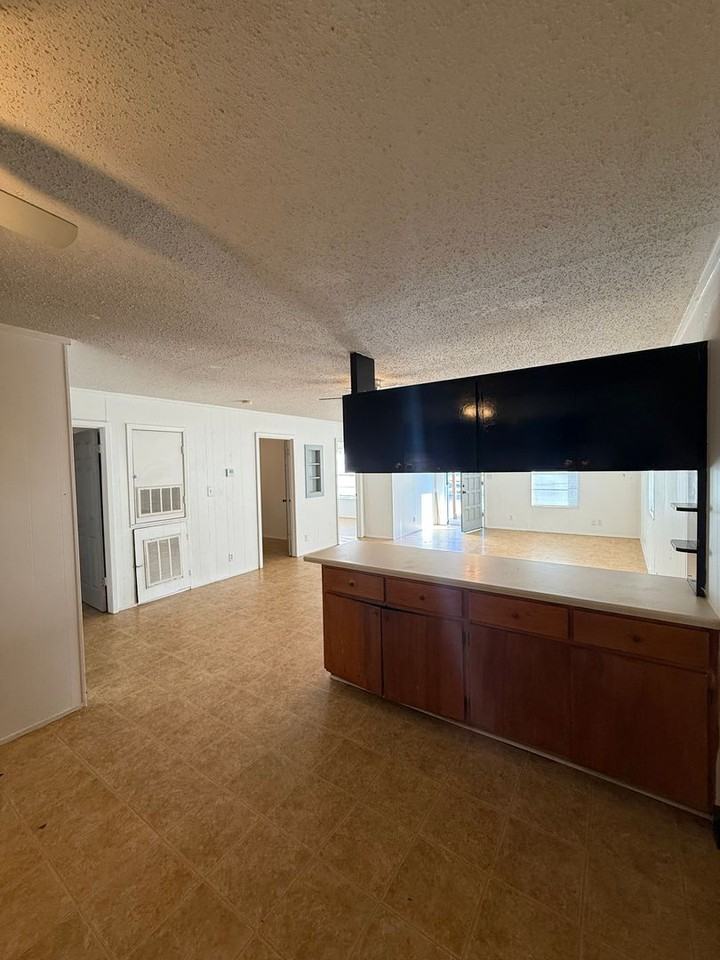 924 Pecan St - Photo 6 of 17