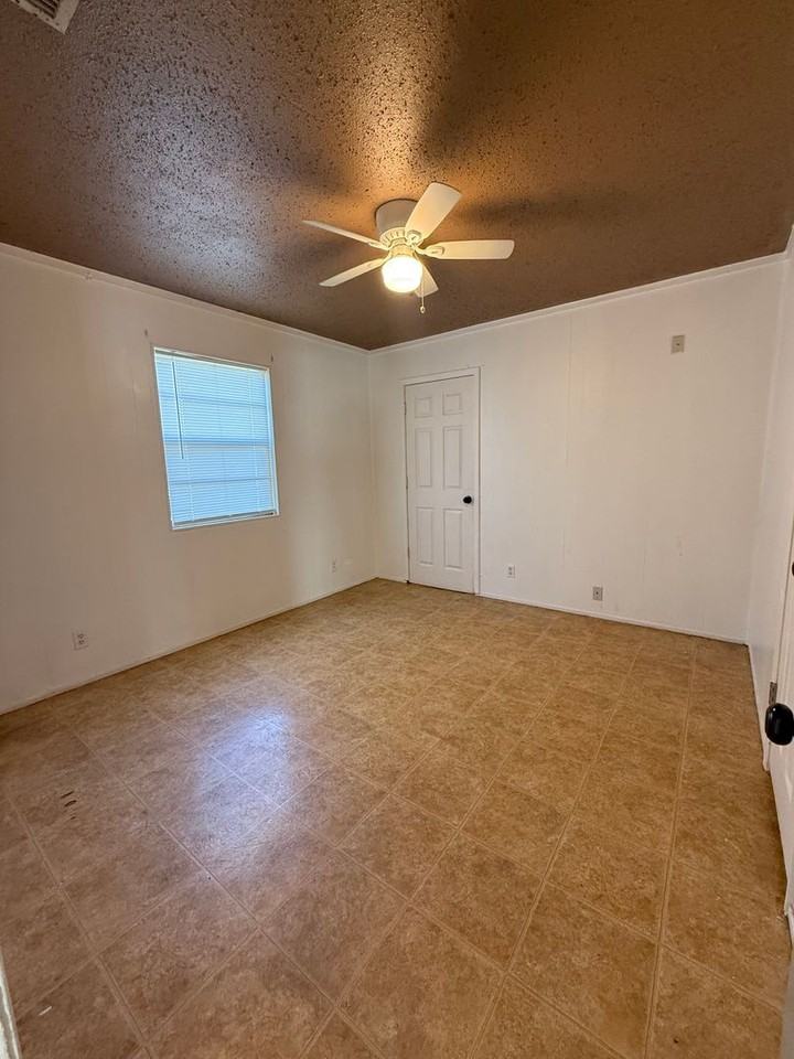 924 Pecan St - Photo 7 of 17