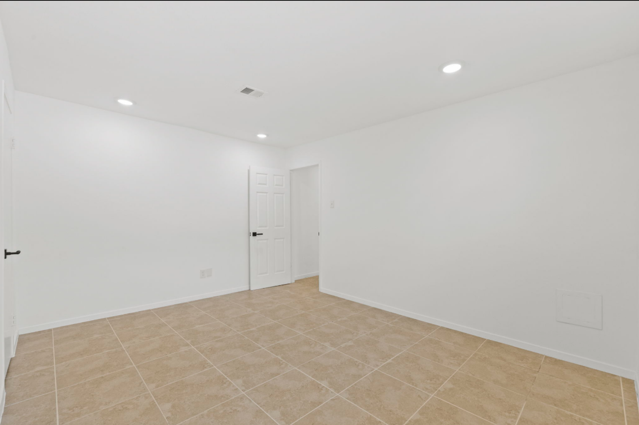 9930 Valley Lake Dr - Photo 2 of 22