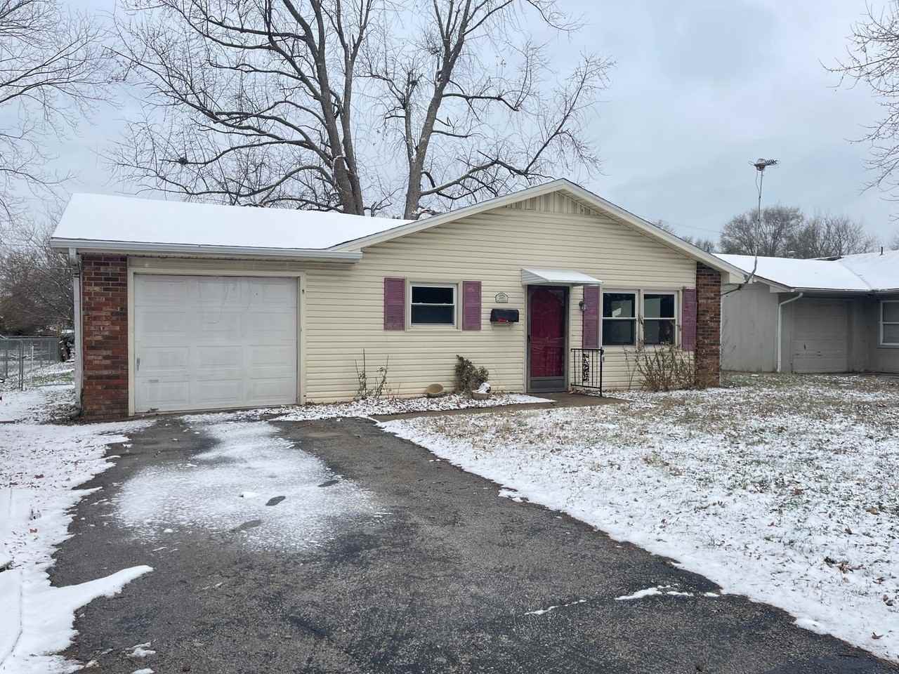 2043 S Sagamont Ave - Photo 2 of 16