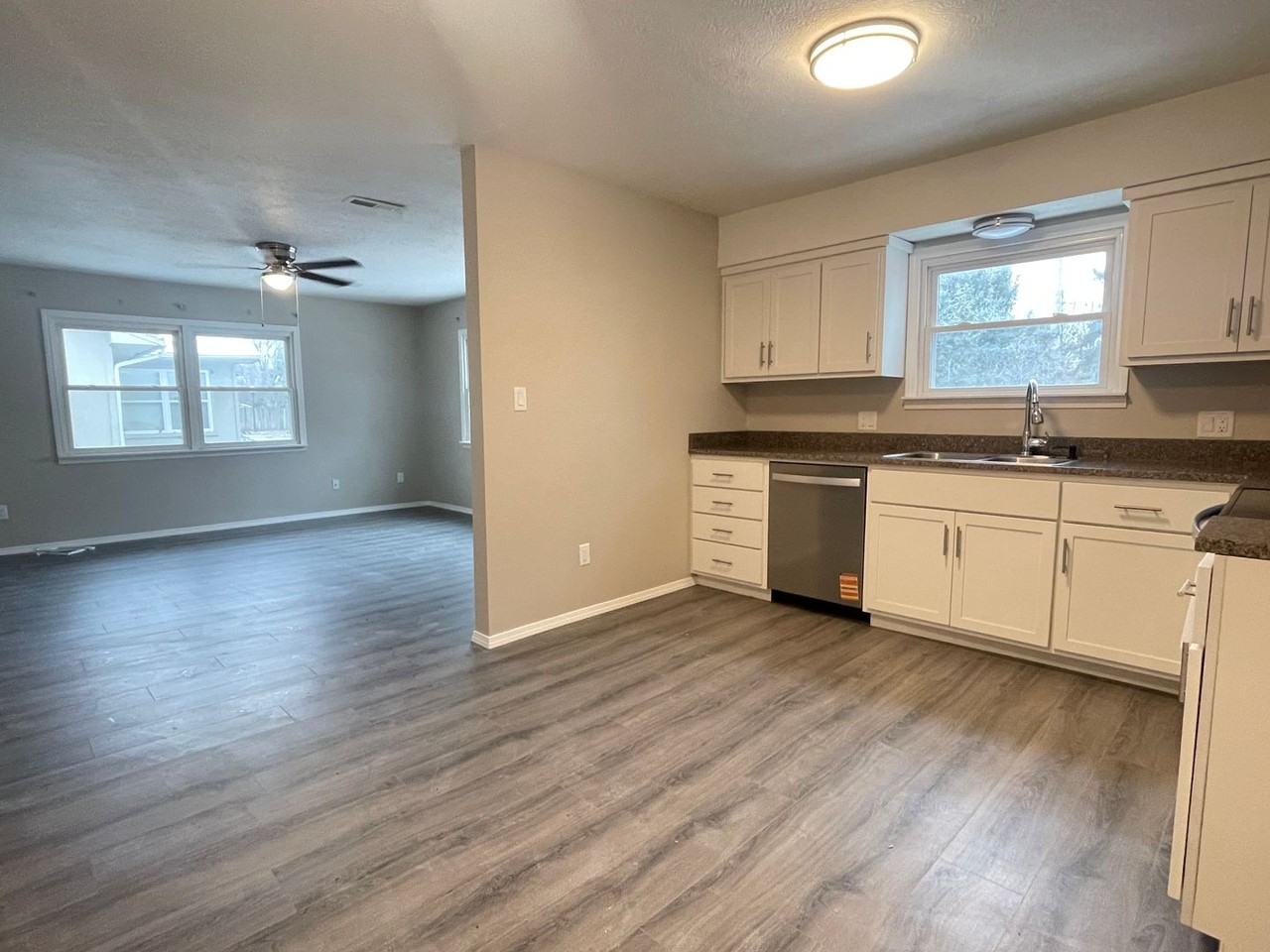 2043 S Sagamont Ave - Photo 4 of 16