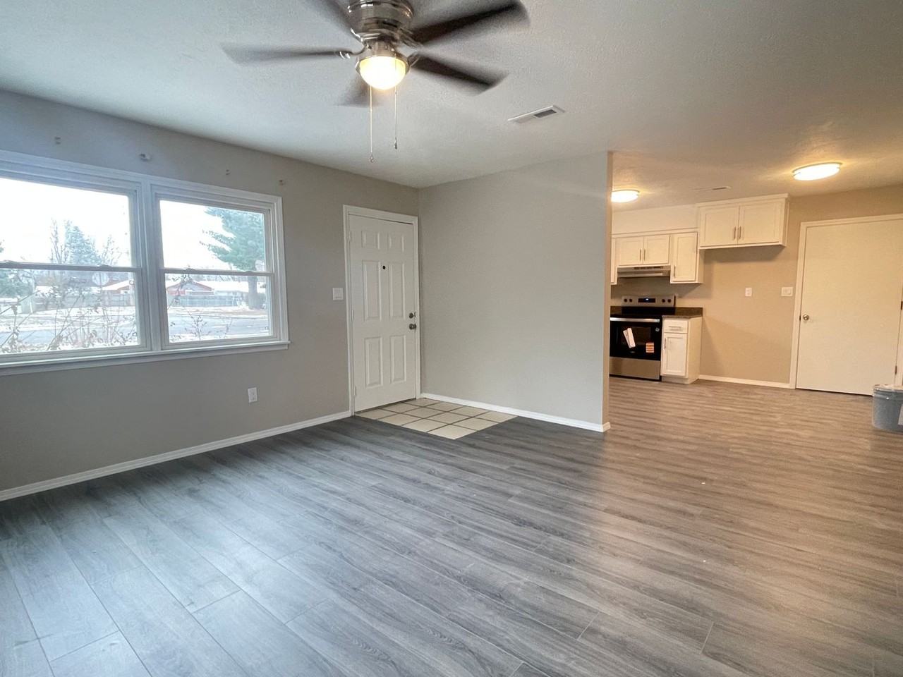 2043 S Sagamont Ave - Photo 5 of 16