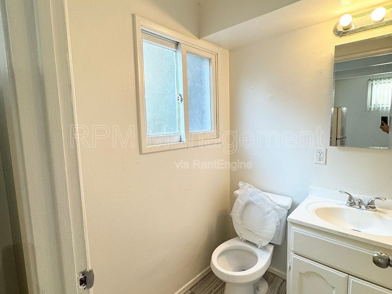 7032 Hawthorn Ave #12 - Photo 4 of 4