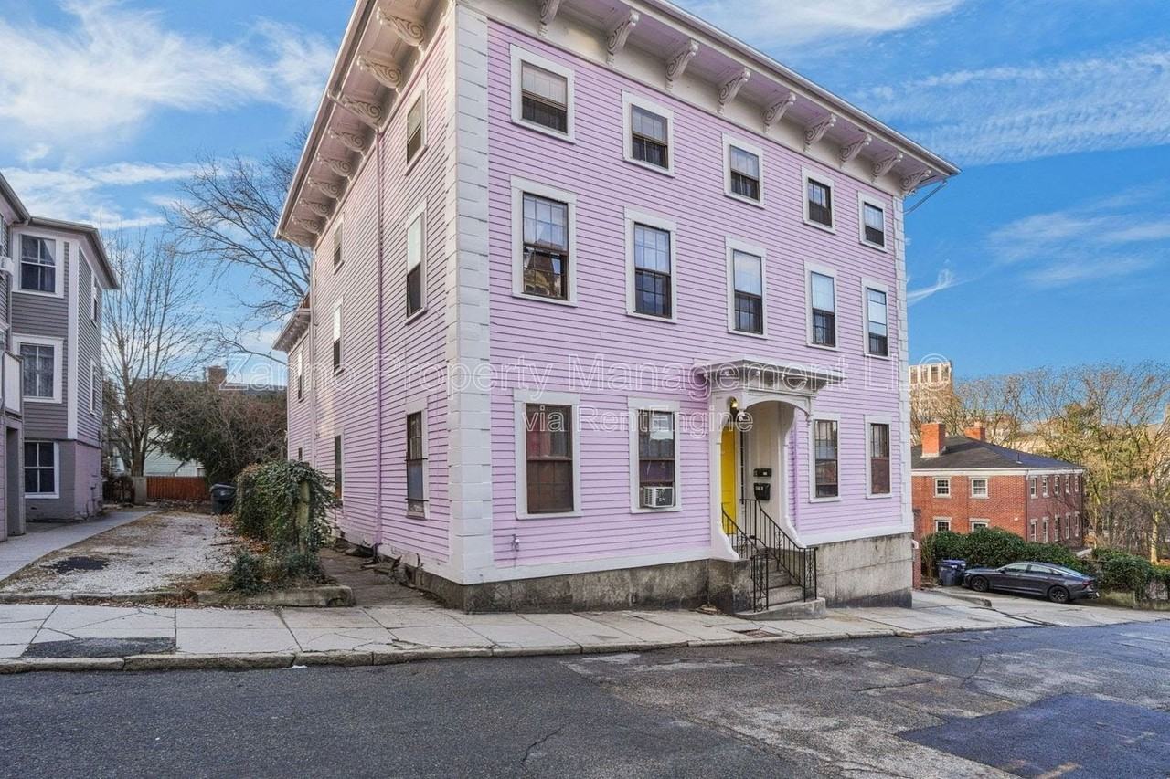 35 Bowen St #3 - Photo 2 of 24