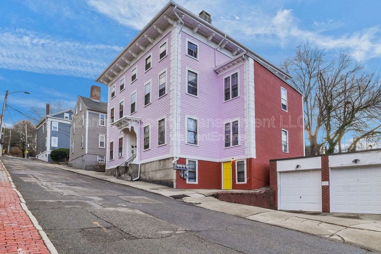 35 Bowen St #3 - Photo 3 of 24