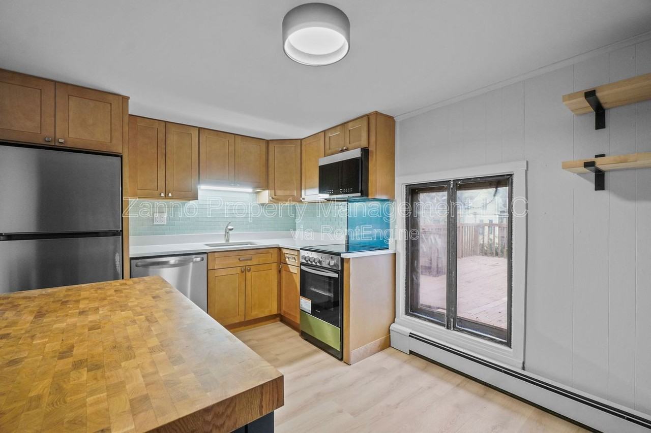 35 Bowen St #3 - Photo 4 of 24