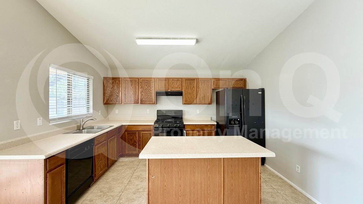 1045 E Nardini St - Photo 5 of 20