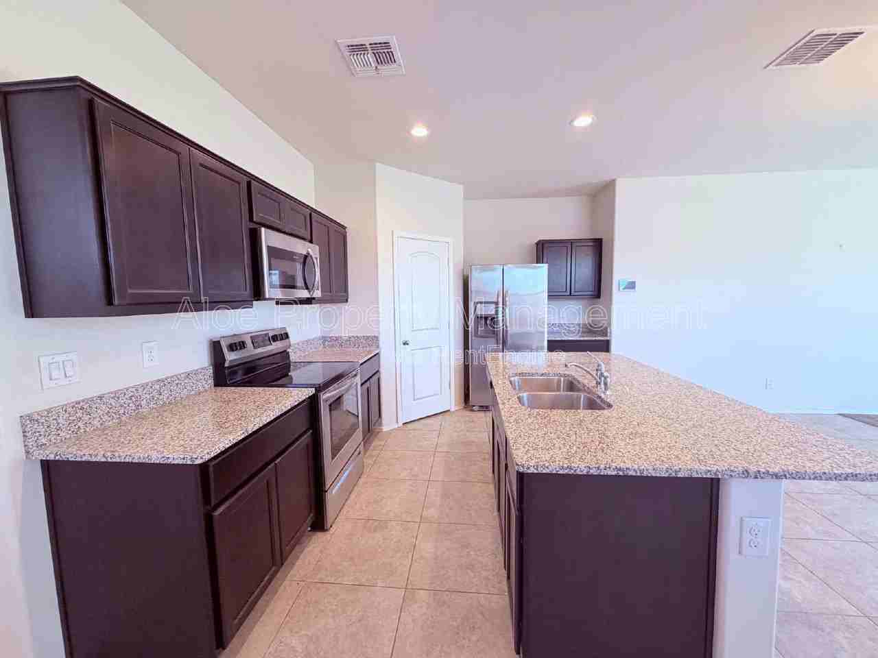 4729 E Chromium Rd - Photo 6 of 29