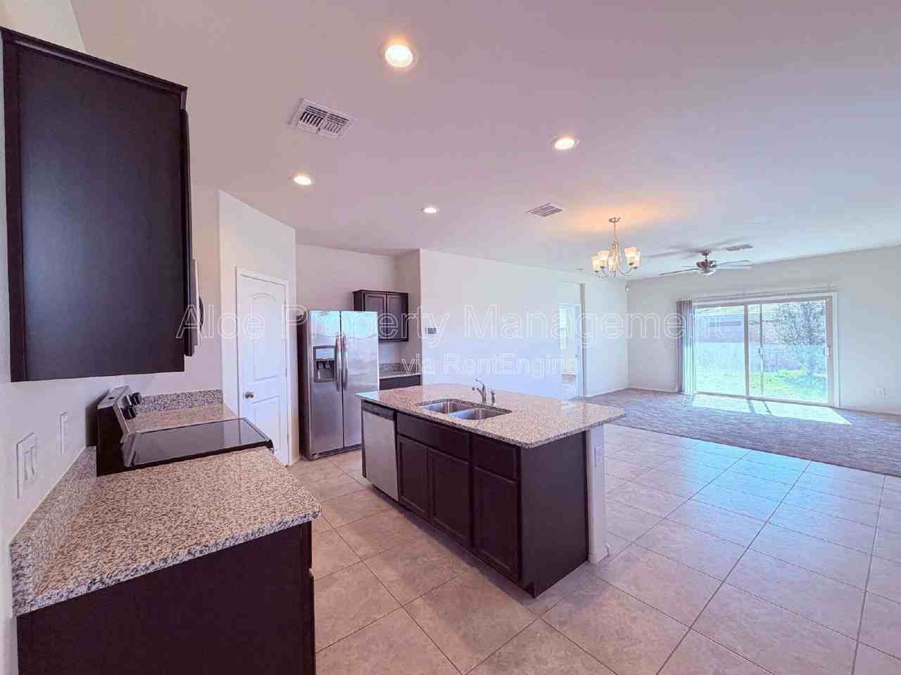 4729 E Chromium Rd - Photo 7 of 29