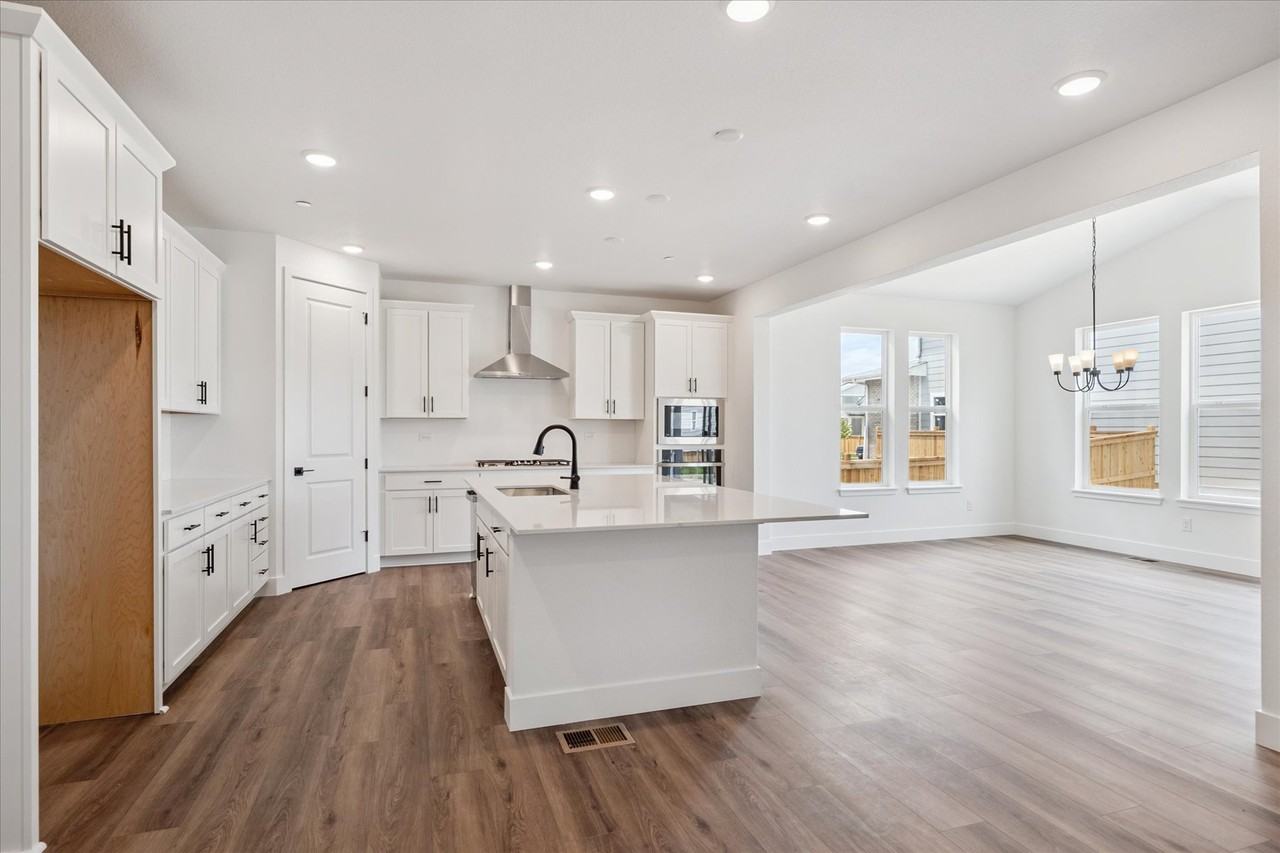 1131 Joseph Place - Photo 3 of 18