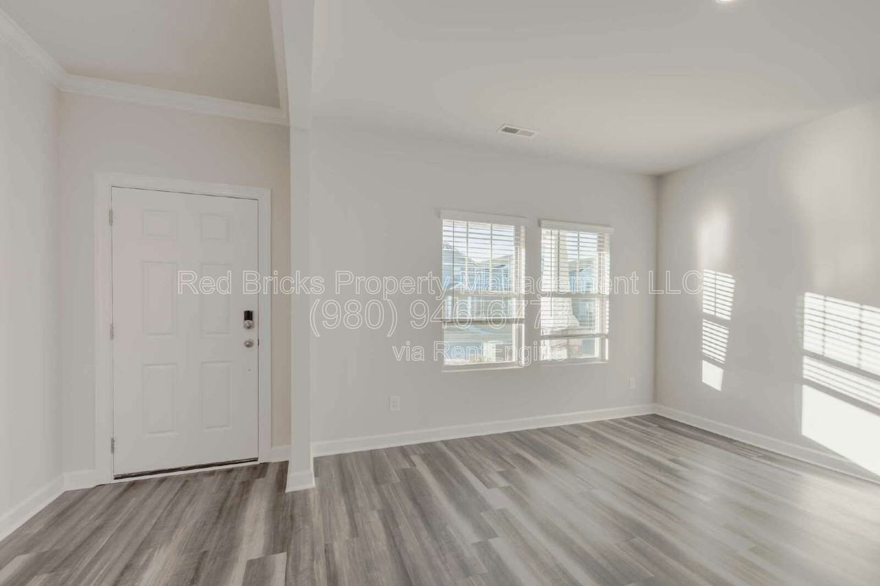 11910 Silverheel Ln - Photo 7 of 44