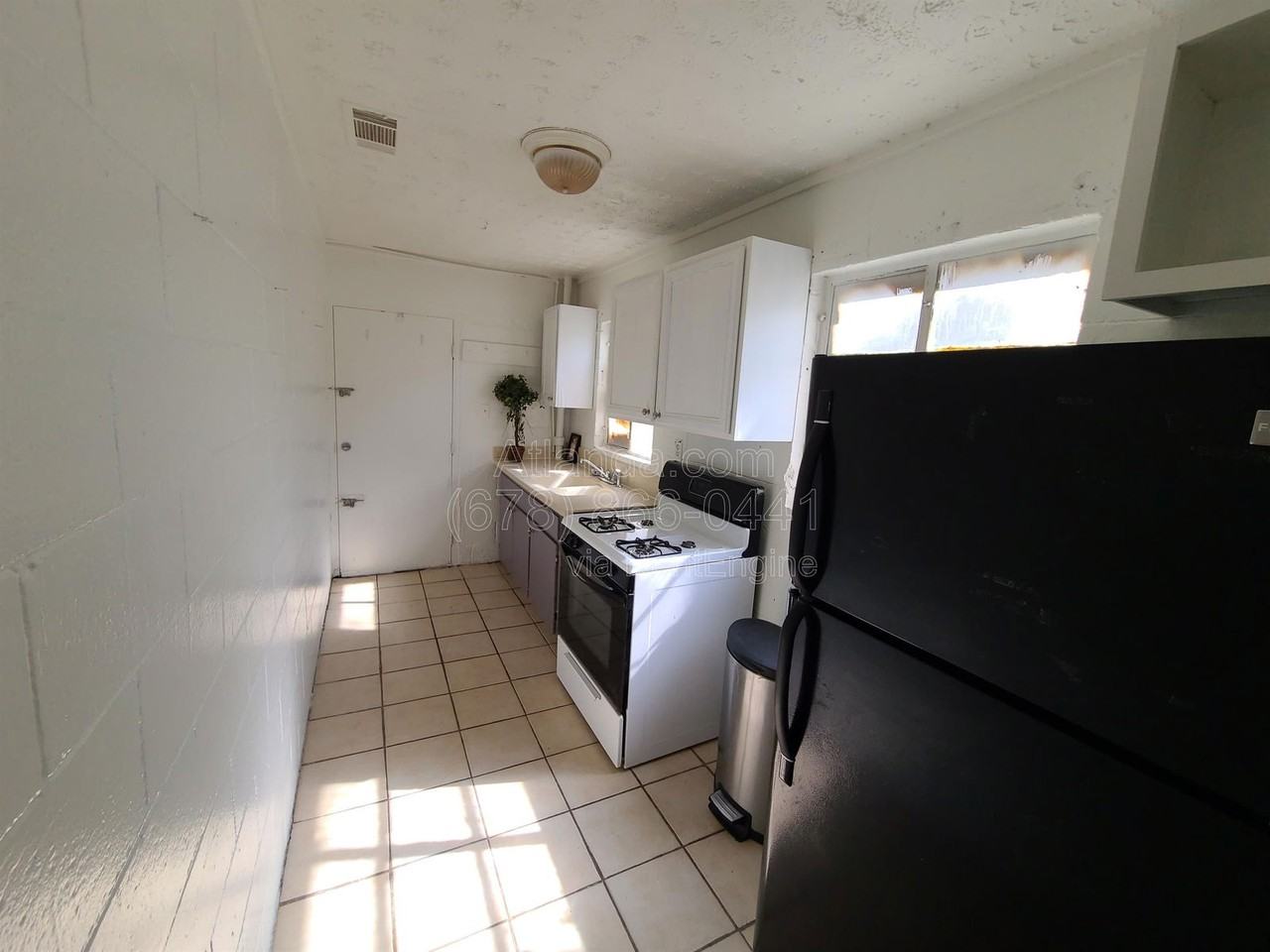 1178 Garibaldi St Sw - Photo 3 of 7