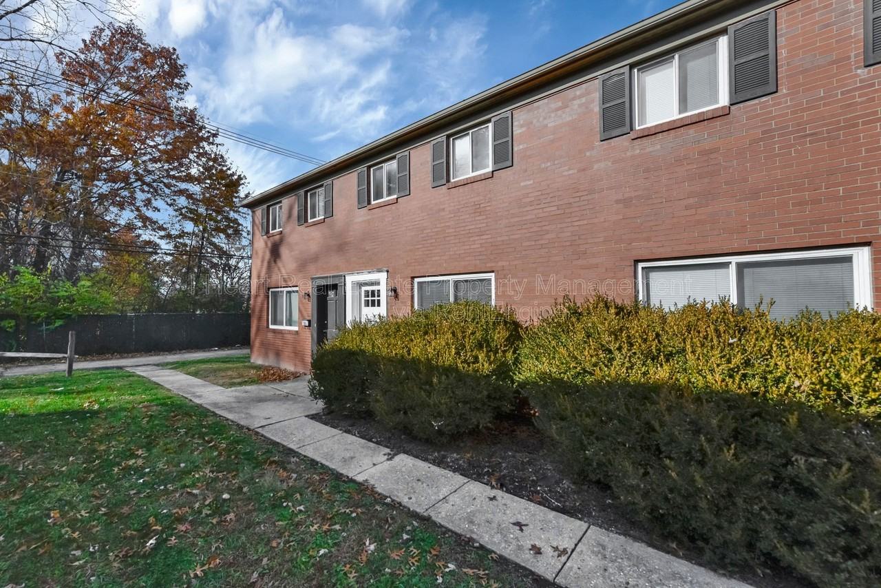 870 N Meadows Ct - Photo 4 of 34