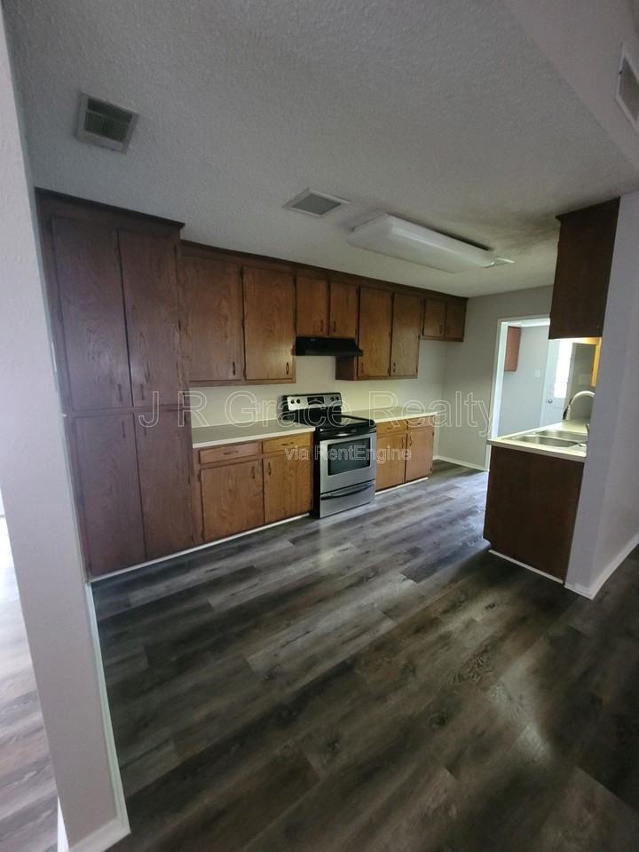 2225 Charboneau Dr - Photo 6 of 22