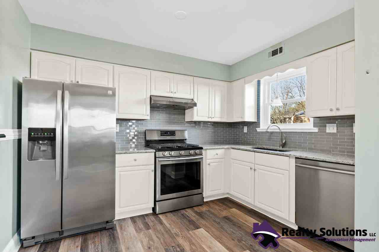 1018 Harbour Dr - Photo 3 of 27