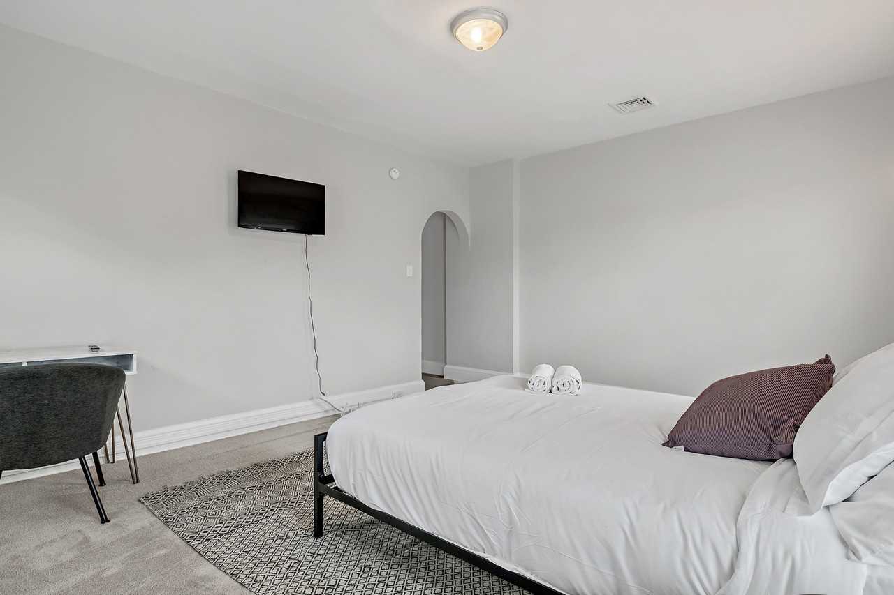 2116 N 3rd St #4 - Photo 6 of 10