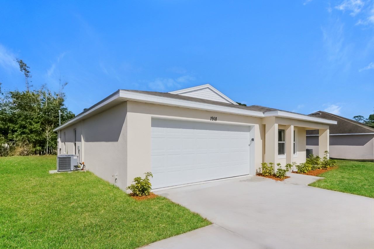 1831 Se Airoso Blvd - Photo 2 of 16