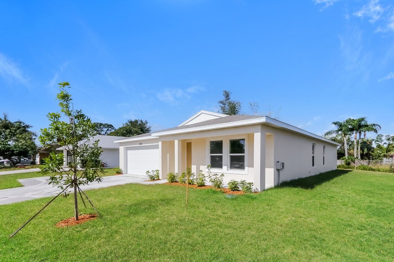 1831 Se Airoso Blvd - Photo 3 of 16