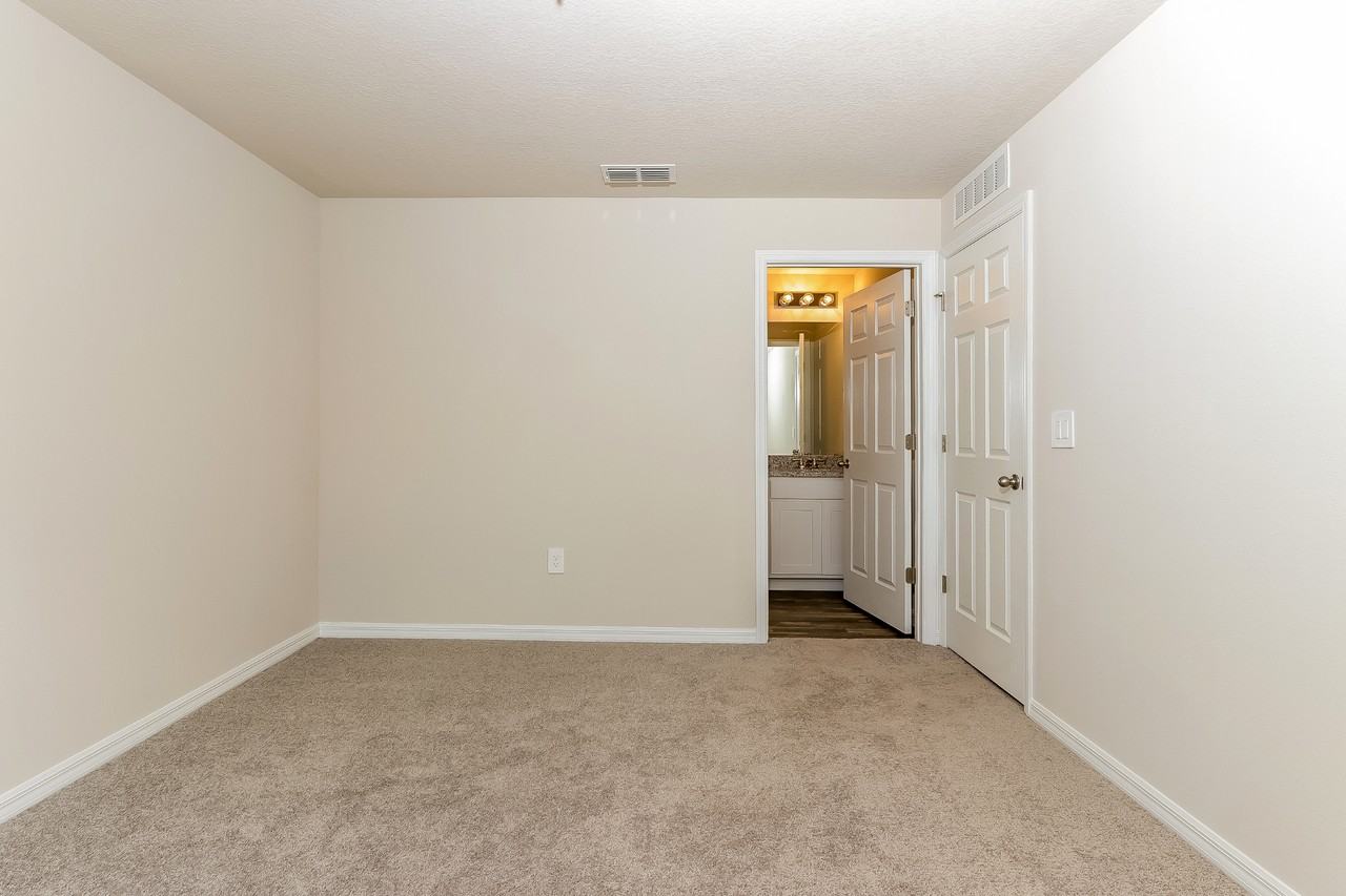 1831 1831 SE Airoso Blvd - Photo 6 of 12