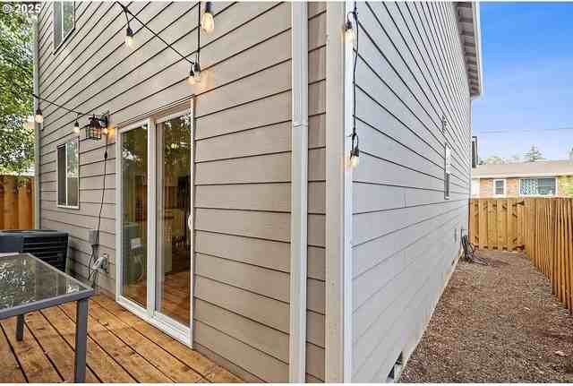 570 Ne 55th Ave - Photo 3 of 31