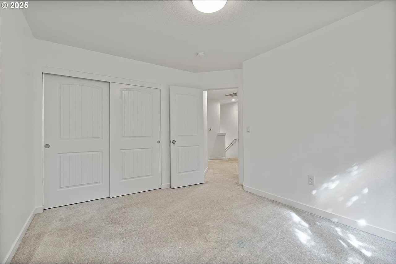 570 Ne 55th Ave - Photo 4 of 31