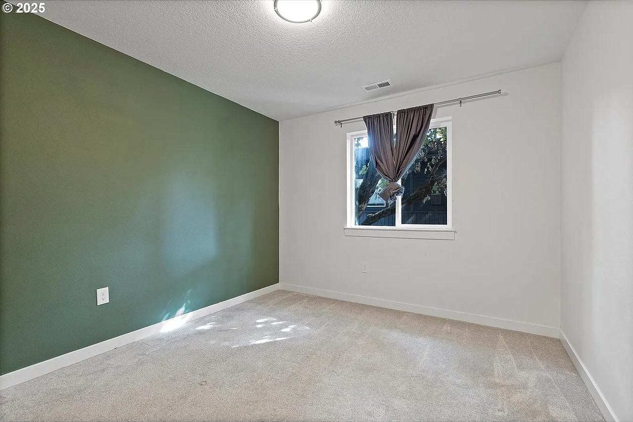 570 Ne 55th Ave - Photo 5 of 31