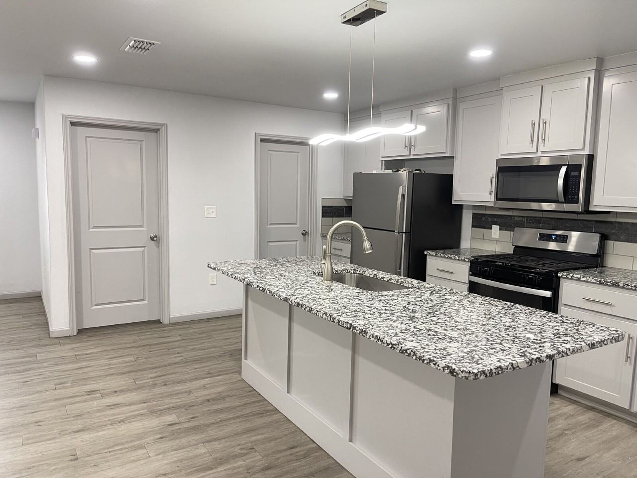 5610 Kemper St - Photo 4 of 19