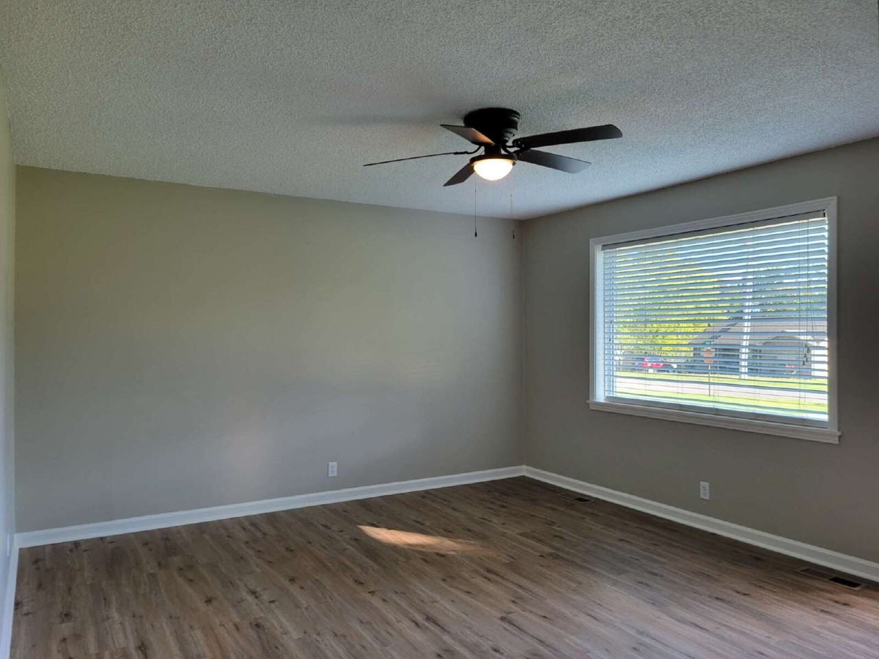 212 Staggs Dr - Photo 5 of 29