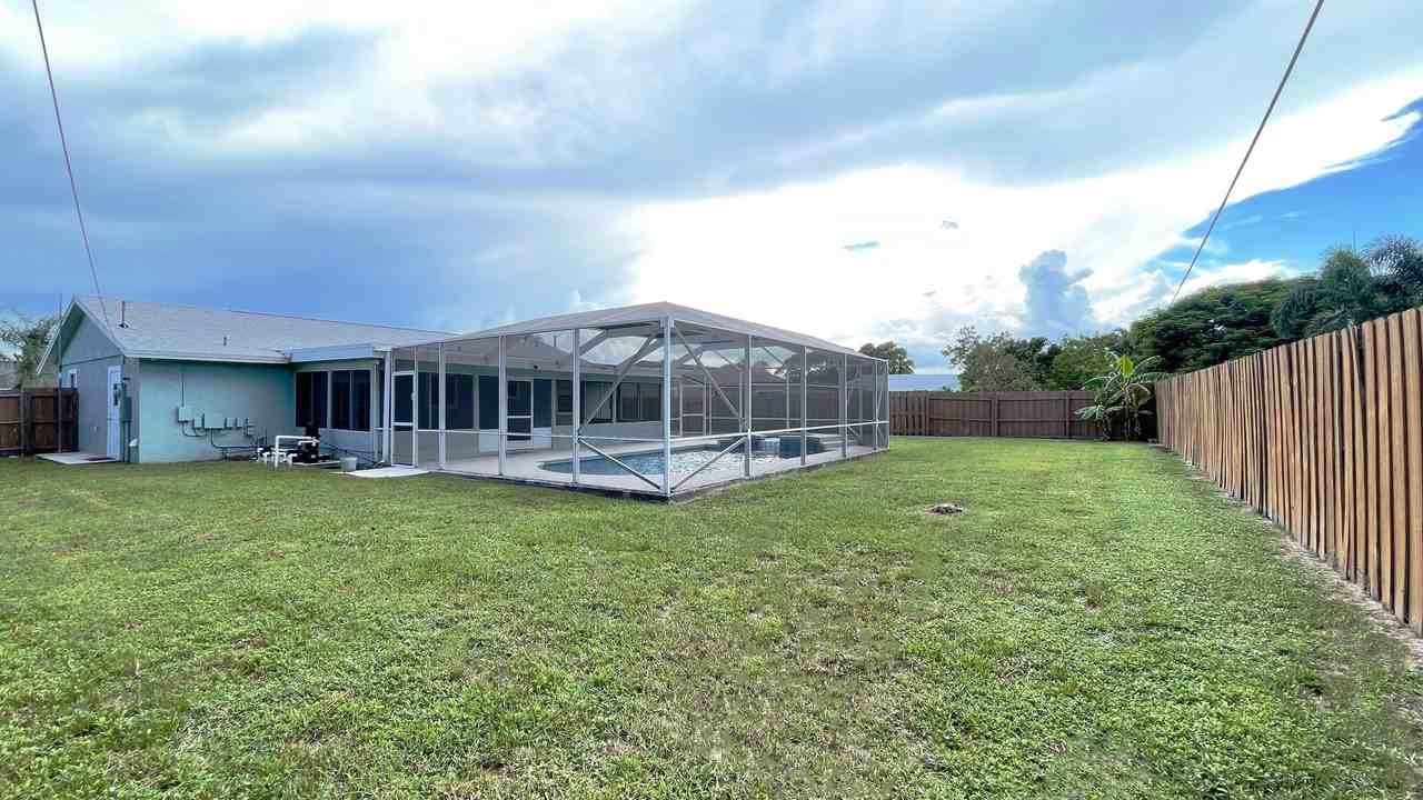 913 Se Browning Ave - Photo 2 of 31