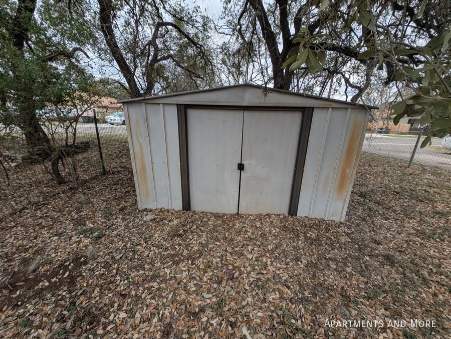 1401 Clyde St #B - Photo 3 of 15