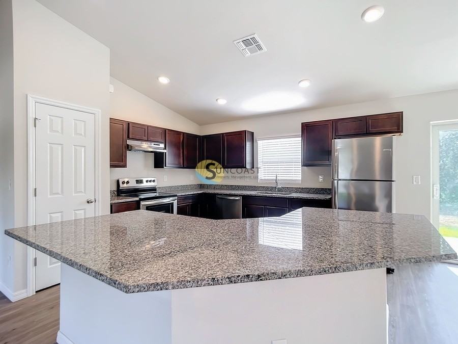 216 Oak Cir - Photo 7 of 33