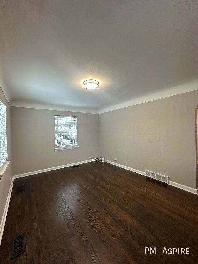 1275 Roslyn St - Photo 3 of 16