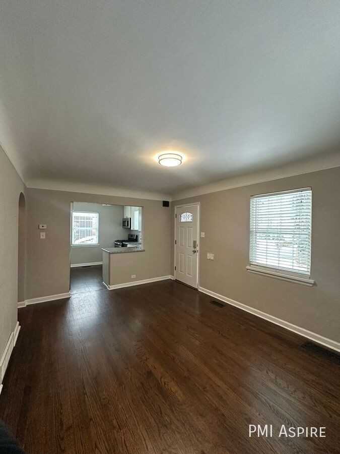 1275 Roslyn St - Photo 4 of 16