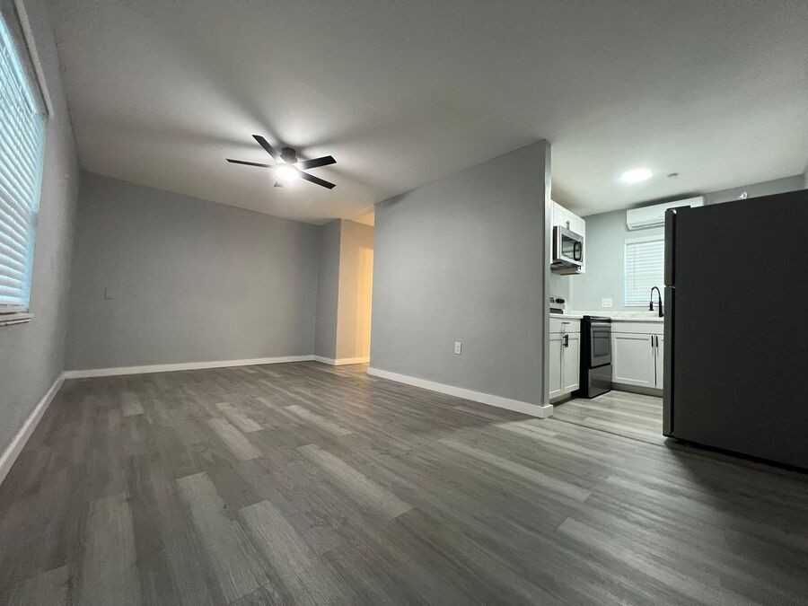 351 Avenue N Ne #3 - Photo 2 of 5