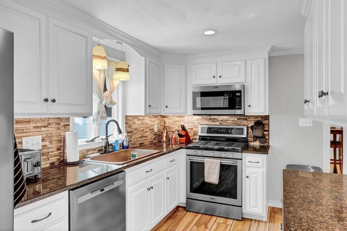 75 Glenwood Dr - Photo 3 of 7