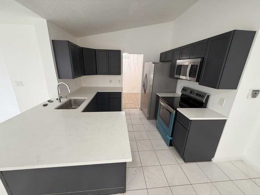 1334 N Mangonia Dr - Photo 2 of 11