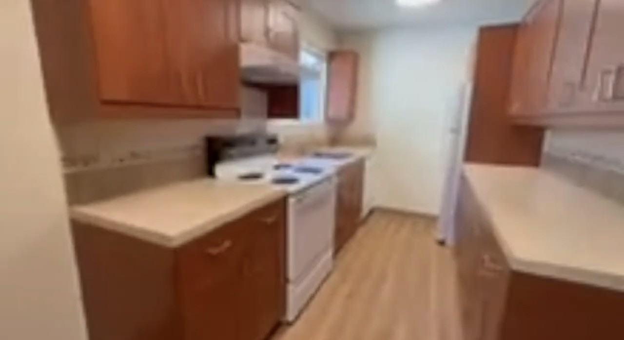 5910 Southeast 41st Avenue - Photo 4 of 14