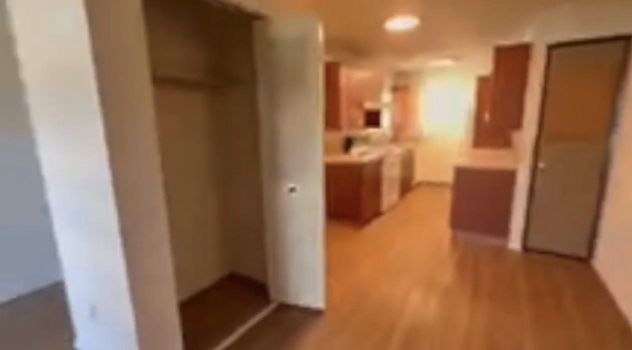 5910 Southeast 41st Avenue - Photo 5 of 14