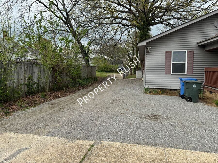 1005 S Hickory St - Photo 3 of 28