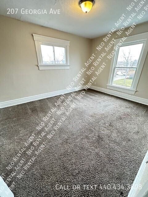 207 Georgia Ave - Photo 4 of 7