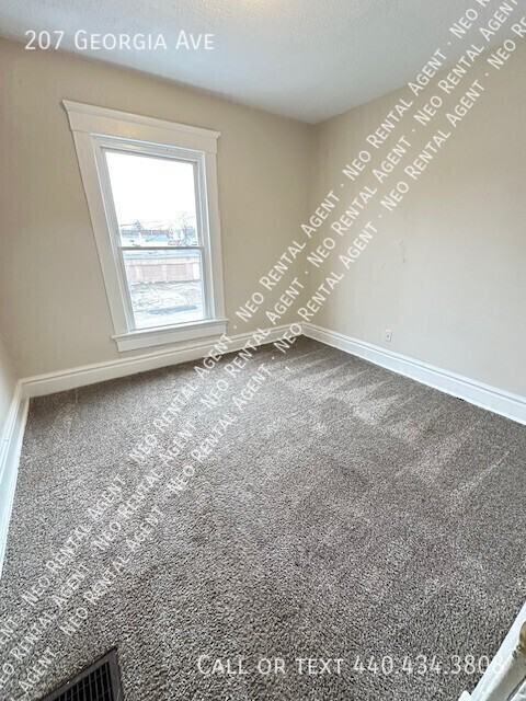 207 Georgia Ave - Photo 6 of 7