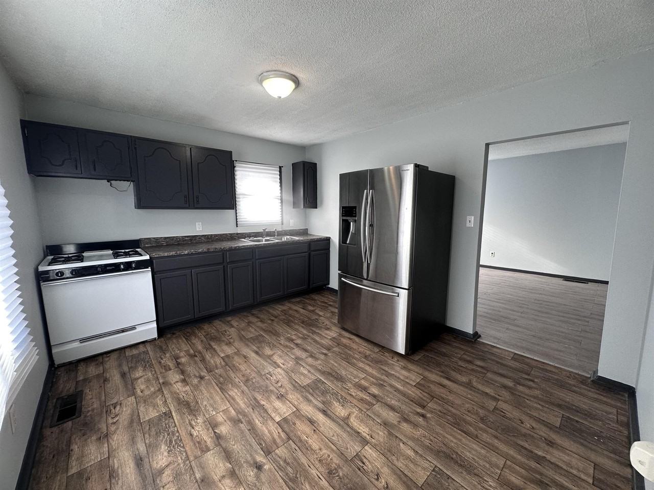 907 Maple St - Photo 2 of 15