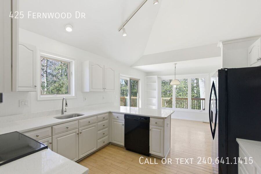 425 Fernwood Dr - Photo 7 of 35