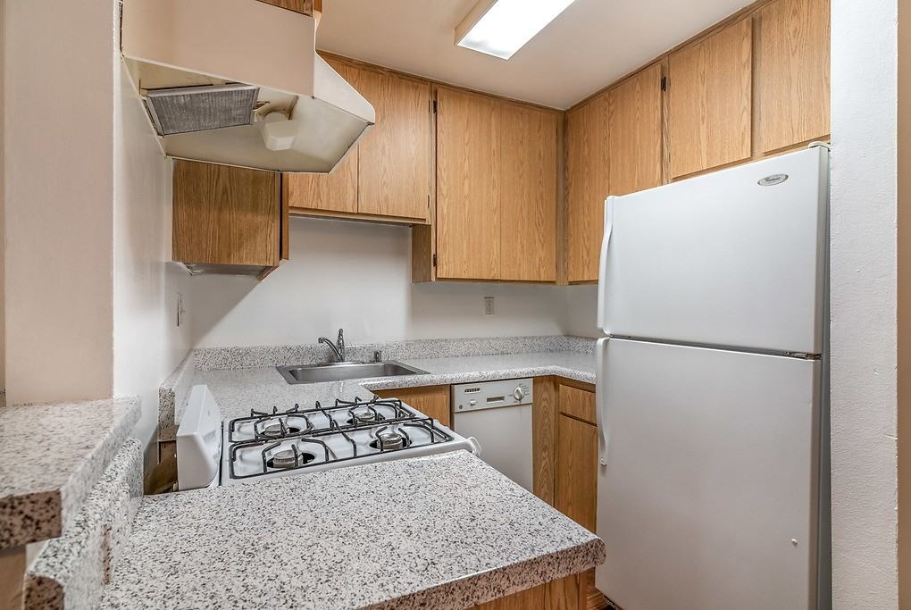 Windsor Court - Photo 6 of 21