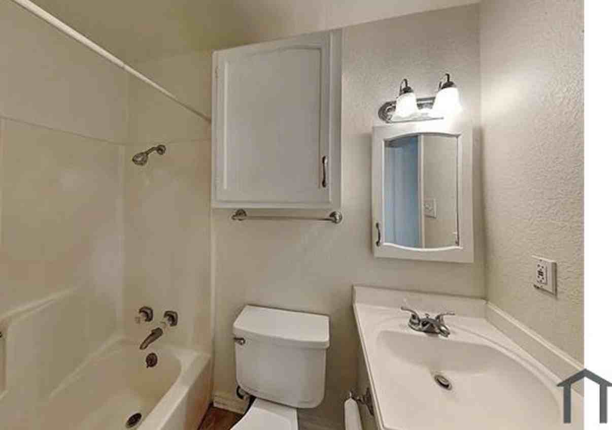 3432 West 4th Street, Unit 4 - Photo 7 of 8