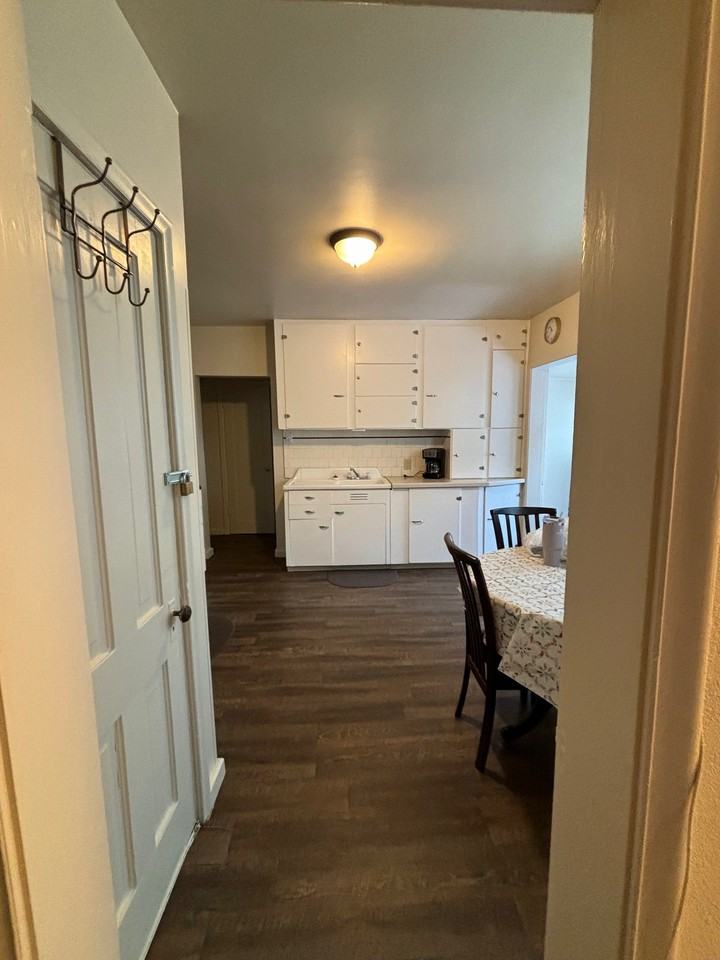 821 W Buffalo St #1 - Photo 3 of 9